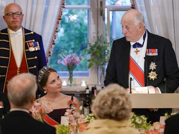 King Harald speaking to Princess Ingrid Alexandra. Photo: Håkon Mosvold Larsen / NTB 